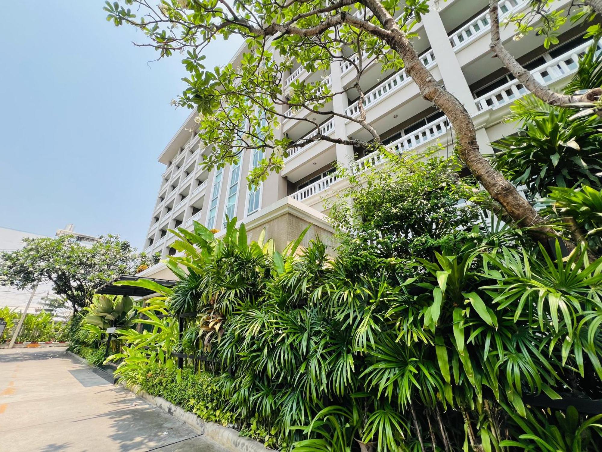 14 Place Bangkok Exterior photo