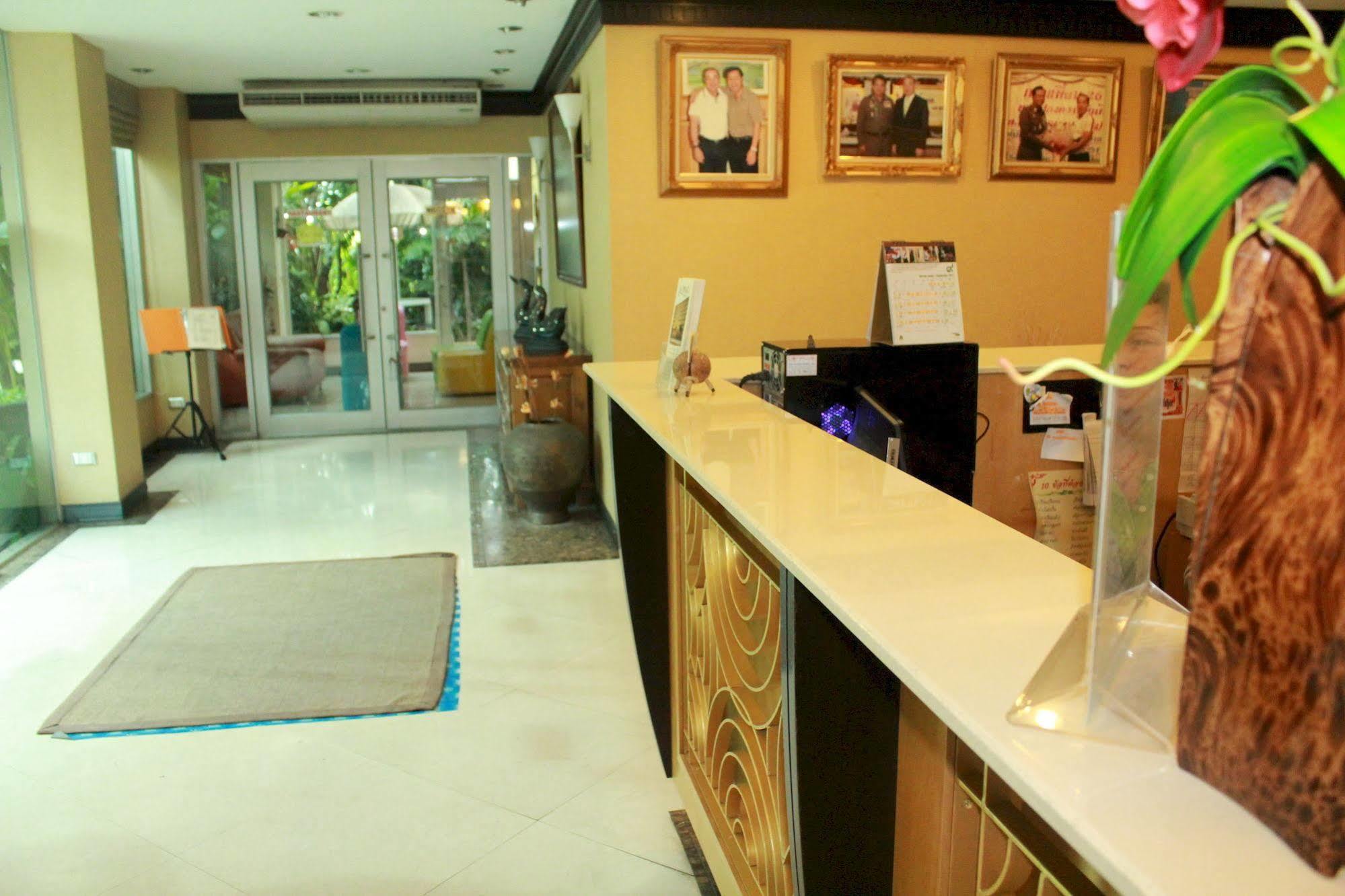 14 Place Bangkok Exterior photo